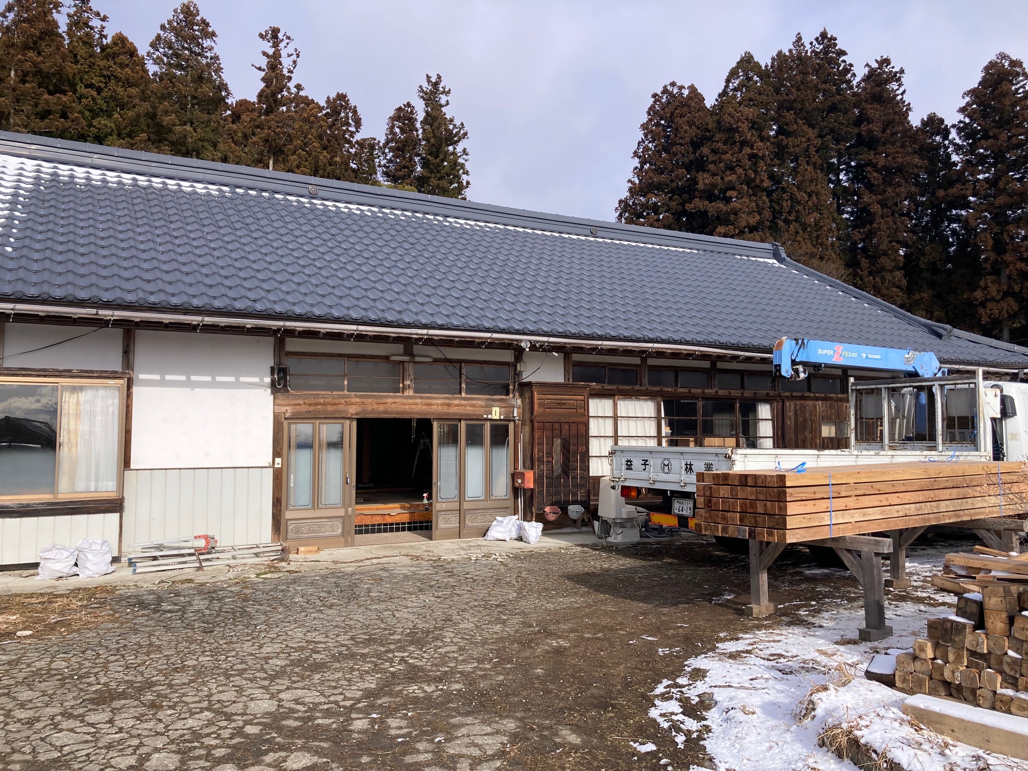 改修される古民家の画像